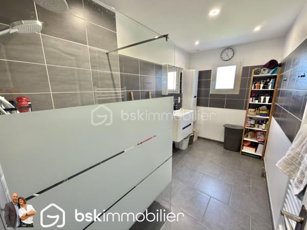 EXCLUSIVITÉ – Superbe plain-pied récent de 98 m² – 3 chambres – Aucun travaux – Oignies

Vous recherchez un plain-pied moderne, lumineux et parfaitement entretenu ? Ne cherchez plus, ce bien est fait pour vous !

Située dans un environnement agréable sur la commune d’Oignies, cette magnifique maison individuelle de 98 m², construite en 2018, est édifiée sur une parcelle entièrement clôturée de 440 m². Elle séduira immédiatement les amateurs de confort, de modernité et de prestations de qualité.

Dès l’entrée, vous découvrirez une maison baignée de lumière grâce à sa double exposition. Le cœur de la maison est une superbe pièce de vie de plus de 42 m², réunissant un spacieux séjour et une cuisine complètement équipée ouverte, idéale pour partager des moments conviviaux en famille ou entre amis. Le poêle à bois apporte une ambiance chaleureuse tout en offrant un confort supplémentaire durant l’hiver.

L’espace nuit se compose de 3 belles chambres, d’une élégante salle d’eau équipée d’une douche à l’italienne, d’un WC indépendant ainsi que d’une pratique buanderie/arrière-cuisine facilitant le quotidien.

À l’extérieur, les prestations sont tout aussi séduisantes. Vous profiterez d’une magnifique terrasse carrelée exposée plein sud, protégée par un store banne électrique, véritable invitation à profiter des beaux jours en toute tranquillité.

Le stationnement est un véritable atout : l’accès s’effectue par un portail motorisé en aluminium ouvrant sur une vaste cour en pavés permettant de stationner 3 à 4 véhicules, voire un camping-car.

Côté confort :

. DPE B
. Construction de 2018 (encore sous garantie décennale selon les éléments applicables)
. Menuiseries aluminium double vitrage
. Volets roulants électriques
. Chaudière gaz à condensation avec thermostat connecté
. Poêle à bois
. Adoucisseur d’eau
. Parcelle entièrement clôturée
. Aucun travaux à prévoir

Un emplacement idéal

À proximité immédiate des écoles, des transports en commun, de la gare de Libercourt ainsi que des principaux axes routiers, cette maison offre un cadre de vie pratique tout en restant au calme.

Les plain-pieds récents de cette qualité sont particulièrement recherchés sur le secteur. Une visite suffira pour tomber sous le charme !

Contactez-nous dès aujourd’hui pour organiser une visite et découvrir ce véritable coup de cœur.

VISITE VIRTUELLE SUR DEMANDE
