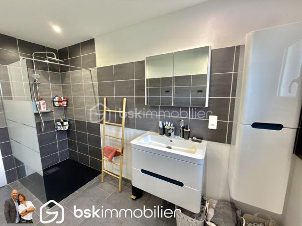 EXCLUSIVITÉ – Superbe plain-pied récent de 98 m² – 3 chambres – Aucun travaux – Oignies

Vous recherchez un plain-pied moderne, lumineux et parfaitement entretenu ? Ne cherchez plus, ce bien est fait pour vous !

Située dans un environnement agréable sur la commune d’Oignies, cette magnifique maison individuelle de 98 m², construite en 2018, est édifiée sur une parcelle entièrement clôturée de 440 m². Elle séduira immédiatement les amateurs de confort, de modernité et de prestations de qualité.

Dès l’entrée, vous découvrirez une maison baignée de lumière grâce à sa double exposition. Le cœur de la maison est une superbe pièce de vie de plus de 42 m², réunissant un spacieux séjour et une cuisine complètement équipée ouverte, idéale pour partager des moments conviviaux en famille ou entre amis. Le poêle à bois apporte une ambiance chaleureuse tout en offrant un confort supplémentaire durant l’hiver.

L’espace nuit se compose de 3 belles chambres, d’une élégante salle d’eau équipée d’une douche à l’italienne, d’un WC indépendant ainsi que d’une pratique buanderie/arrière-cuisine facilitant le quotidien.

À l’extérieur, les prestations sont tout aussi séduisantes. Vous profiterez d’une magnifique terrasse carrelée exposée plein sud, protégée par un store banne électrique, véritable invitation à profiter des beaux jours en toute tranquillité.

Le stationnement est un véritable atout : l’accès s’effectue par un portail motorisé en aluminium ouvrant sur une vaste cour en pavés permettant de stationner 3 à 4 véhicules, voire un camping-car.

Côté confort :

. DPE B
. Construction de 2018 (encore sous garantie décennale selon les éléments applicables)
. Menuiseries aluminium double vitrage
. Volets roulants électriques
. Chaudière gaz à condensation avec thermostat connecté
. Poêle à bois
. Adoucisseur d’eau
. Parcelle entièrement clôturée
. Aucun travaux à prévoir

Un emplacement idéal

À proximité immédiate des écoles, des transports en commun, de la gare de Libercourt ainsi que des principaux axes routiers, cette maison offre un cadre de vie pratique tout en restant au calme.

Les plain-pieds récents de cette qualité sont particulièrement recherchés sur le secteur. Une visite suffira pour tomber sous le charme !

Contactez-nous dès aujourd’hui pour organiser une visite et découvrir ce véritable coup de cœur.

VISITE VIRTUELLE SUR DEMANDE