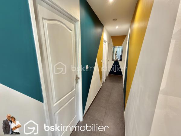 EXCLUSIVITÉ – Superbe plain-pied récent de 98 m² – 3 chambres – Aucun travaux – Oignies

Vous recherchez un plain-pied moderne, lumineux et parfaitement entretenu ? Ne cherchez plus, ce bien est fait pour vous !

Située dans un environnement agréable sur la commune d’Oignies, cette magnifique maison individuelle de 98 m², construite en 2018, est édifiée sur une parcelle entièrement clôturée de 440 m². Elle séduira immédiatement les amateurs de confort, de modernité et de prestations de qualité.

Dès l’entrée, vous découvrirez une maison baignée de lumière grâce à sa double exposition. Le cœur de la maison est une superbe pièce de vie de plus de 42 m², réunissant un spacieux séjour et une cuisine complètement équipée ouverte, idéale pour partager des moments conviviaux en famille ou entre amis. Le poêle à bois apporte une ambiance chaleureuse tout en offrant un confort supplémentaire durant l’hiver.

L’espace nuit se compose de 3 belles chambres, d’une élégante salle d’eau équipée d’une douche à l’italienne, d’un WC indépendant ainsi que d’une pratique buanderie/arrière-cuisine facilitant le quotidien.

À l’extérieur, les prestations sont tout aussi séduisantes. Vous profiterez d’une magnifique terrasse carrelée exposée plein sud, protégée par un store banne électrique, véritable invitation à profiter des beaux jours en toute tranquillité.

Le stationnement est un véritable atout : l’accès s’effectue par un portail motorisé en aluminium ouvrant sur une vaste cour en pavés permettant de stationner 3 à 4 véhicules, voire un camping-car.

Côté confort :

. DPE B
. Construction de 2018 (encore sous garantie décennale selon les éléments applicables)
. Menuiseries aluminium double vitrage
. Volets roulants électriques
. Chaudière gaz à condensation avec thermostat connecté
. Poêle à bois
. Adoucisseur d’eau
. Parcelle entièrement clôturée
. Aucun travaux à prévoir

Un emplacement idéal

À proximité immédiate des écoles, des transports en commun, de la gare de Libercourt ainsi que des principaux axes routiers, cette maison offre un cadre de vie pratique tout en restant au calme.

Les plain-pieds récents de cette qualité sont particulièrement recherchés sur le secteur. Une visite suffira pour tomber sous le charme !

Contactez-nous dès aujourd’hui pour organiser une visite et découvrir ce véritable coup de cœur.

VISITE VIRTUELLE SUR DEMANDE