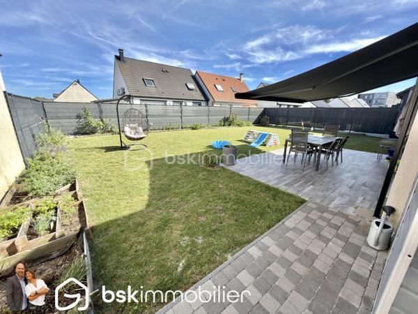 EXCLUSIVITÉ – Superbe plain-pied récent de 98 m² – 3 chambres – Aucun travaux – Oignies

Vous recherchez un plain-pied moderne, lumineux et parfaitement entretenu ? Ne cherchez plus, ce bien est fait pour vous !

Située dans un environnement agréable sur la commune d’Oignies, cette magnifique maison individuelle de 98 m², construite en 2018, est édifiée sur une parcelle entièrement clôturée de 440 m². Elle séduira immédiatement les amateurs de confort, de modernité et de prestations de qualité.

Dès l’entrée, vous découvrirez une maison baignée de lumière grâce à sa double exposition. Le cœur de la maison est une superbe pièce de vie de plus de 42 m², réunissant un spacieux séjour et une cuisine complètement équipée ouverte, idéale pour partager des moments conviviaux en famille ou entre amis. Le poêle à bois apporte une ambiance chaleureuse tout en offrant un confort supplémentaire durant l’hiver.

L’espace nuit se compose de 3 belles chambres, d’une élégante salle d’eau équipée d’une douche à l’italienne, d’un WC indépendant ainsi que d’une pratique buanderie/arrière-cuisine facilitant le quotidien.

À l’extérieur, les prestations sont tout aussi séduisantes. Vous profiterez d’une magnifique terrasse carrelée exposée plein sud, protégée par un store banne électrique, véritable invitation à profiter des beaux jours en toute tranquillité.

Le stationnement est un véritable atout : l’accès s’effectue par un portail motorisé en aluminium ouvrant sur une vaste cour en pavés permettant de stationner 3 à 4 véhicules, voire un camping-car.

Côté confort :

. DPE B
. Construction de 2018 (encore sous garantie décennale selon les éléments applicables)
. Menuiseries aluminium double vitrage
. Volets roulants électriques
. Chaudière gaz à condensation avec thermostat connecté
. Poêle à bois
. Adoucisseur d’eau
. Parcelle entièrement clôturée
. Aucun travaux à prévoir

Un emplacement idéal

À proximité immédiate des écoles, des transports en commun, de la gare de Libercourt ainsi que des principaux axes routiers, cette maison offre un cadre de vie pratique tout en restant au calme.

Les plain-pieds récents de cette qualité sont particulièrement recherchés sur le secteur. Une visite suffira pour tomber sous le charme !

Contactez-nous dès aujourd’hui pour organiser une visite et découvrir ce véritable coup de cœur.

VISITE VIRTUELLE SUR DEMANDE