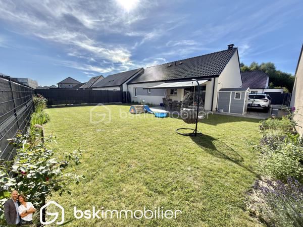 EXCLUSIVITÉ – Superbe plain-pied récent de 98 m² – 3 chambres – Aucun travaux – Oignies

Vous recherchez un plain-pied moderne, lumineux et parfaitement entretenu ? Ne cherchez plus, ce bien est fait pour vous !

Située dans un environnement agréable sur la commune d’Oignies, cette magnifique maison individuelle de 98 m², construite en 2018, est édifiée sur une parcelle entièrement clôturée de 440 m². Elle séduira immédiatement les amateurs de confort, de modernité et de prestations de qualité.

Dès l’entrée, vous découvrirez une maison baignée de lumière grâce à sa double exposition. Le cœur de la maison est une superbe pièce de vie de plus de 42 m², réunissant un spacieux séjour et une cuisine complètement équipée ouverte, idéale pour partager des moments conviviaux en famille ou entre amis. Le poêle à bois apporte une ambiance chaleureuse tout en offrant un confort supplémentaire durant l’hiver.

L’espace nuit se compose de 3 belles chambres, d’une élégante salle d’eau équipée d’une douche à l’italienne, d’un WC indépendant ainsi que d’une pratique buanderie/arrière-cuisine facilitant le quotidien.

À l’extérieur, les prestations sont tout aussi séduisantes. Vous profiterez d’une magnifique terrasse carrelée exposée plein sud, protégée par un store banne électrique, véritable invitation à profiter des beaux jours en toute tranquillité.

Le stationnement est un véritable atout : l’accès s’effectue par un portail motorisé en aluminium ouvrant sur une vaste cour en pavés permettant de stationner 3 à 4 véhicules, voire un camping-car.

Côté confort :

. DPE B
. Construction de 2018 (encore sous garantie décennale selon les éléments applicables)
. Menuiseries aluminium double vitrage
. Volets roulants électriques
. Chaudière gaz à condensation avec thermostat connecté
. Poêle à bois
. Adoucisseur d’eau
. Parcelle entièrement clôturée
. Aucun travaux à prévoir

Un emplacement idéal

À proximité immédiate des écoles, des transports en commun, de la gare de Libercourt ainsi que des principaux axes routiers, cette maison offre un cadre de vie pratique tout en restant au calme.

Les plain-pieds récents de cette qualité sont particulièrement recherchés sur le secteur. Une visite suffira pour tomber sous le charme !

Contactez-nous dès aujourd’hui pour organiser une visite et découvrir ce véritable coup de cœur.

VISITE VIRTUELLE SUR DEMANDE