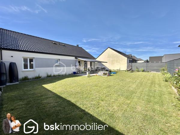 EXCLUSIVITÉ – Superbe plain-pied récent de 98 m² – 3 chambres – Aucun travaux – Oignies

Vous recherchez un plain-pied moderne, lumineux et parfaitement entretenu ? Ne cherchez plus, ce bien est fait pour vous !

Située dans un environnement agréable sur la commune d’Oignies, cette magnifique maison individuelle de 98 m², construite en 2018, est édifiée sur une parcelle entièrement clôturée de 440 m². Elle séduira immédiatement les amateurs de confort, de modernité et de prestations de qualité.

Dès l’entrée, vous découvrirez une maison baignée de lumière grâce à sa double exposition. Le cœur de la maison est une superbe pièce de vie de plus de 42 m², réunissant un spacieux séjour et une cuisine complètement équipée ouverte, idéale pour partager des moments conviviaux en famille ou entre amis. Le poêle à bois apporte une ambiance chaleureuse tout en offrant un confort supplémentaire durant l’hiver.

L’espace nuit se compose de 3 belles chambres, d’une élégante salle d’eau équipée d’une douche à l’italienne, d’un WC indépendant ainsi que d’une pratique buanderie/arrière-cuisine facilitant le quotidien.

À l’extérieur, les prestations sont tout aussi séduisantes. Vous profiterez d’une magnifique terrasse carrelée exposée plein sud, protégée par un store banne électrique, véritable invitation à profiter des beaux jours en toute tranquillité.

Le stationnement est un véritable atout : l’accès s’effectue par un portail motorisé en aluminium ouvrant sur une vaste cour en pavés permettant de stationner 3 à 4 véhicules, voire un camping-car.

Côté confort :

. DPE B
. Construction de 2018 (encore sous garantie décennale selon les éléments applicables)
. Menuiseries aluminium double vitrage
. Volets roulants électriques
. Chaudière gaz à condensation avec thermostat connecté
. Poêle à bois
. Adoucisseur d’eau
. Parcelle entièrement clôturée
. Aucun travaux à prévoir

Un emplacement idéal

À proximité immédiate des écoles, des transports en commun, de la gare de Libercourt ainsi que des principaux axes routiers, cette maison offre un cadre de vie pratique tout en restant au calme.

Les plain-pieds récents de cette qualité sont particulièrement recherchés sur le secteur. Une visite suffira pour tomber sous le charme !

Contactez-nous dès aujourd’hui pour organiser une visite et découvrir ce véritable coup de cœur.

VISITE VIRTUELLE SUR DEMANDE