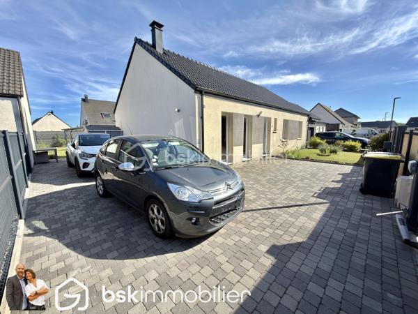 EXCLUSIVITÉ – Superbe plain-pied récent de 98 m² – 3 chambres – Aucun travaux – Oignies

Vous recherchez un plain-pied moderne, lumineux et parfaitement entretenu ? Ne cherchez plus, ce bien est fait pour vous !

Située dans un environnement agréable sur la commune d’Oignies, cette magnifique maison individuelle de 98 m², construite en 2018, est édifiée sur une parcelle entièrement clôturée de 440 m². Elle séduira immédiatement les amateurs de confort, de modernité et de prestations de qualité.

Dès l’entrée, vous découvrirez une maison baignée de lumière grâce à sa double exposition. Le cœur de la maison est une superbe pièce de vie de plus de 42 m², réunissant un spacieux séjour et une cuisine complètement équipée ouverte, idéale pour partager des moments conviviaux en famille ou entre amis. Le poêle à bois apporte une ambiance chaleureuse tout en offrant un confort supplémentaire durant l’hiver.

L’espace nuit se compose de 3 belles chambres, d’une élégante salle d’eau équipée d’une douche à l’italienne, d’un WC indépendant ainsi que d’une pratique buanderie/arrière-cuisine facilitant le quotidien.

À l’extérieur, les prestations sont tout aussi séduisantes. Vous profiterez d’une magnifique terrasse carrelée exposée plein sud, protégée par un store banne électrique, véritable invitation à profiter des beaux jours en toute tranquillité.

Le stationnement est un véritable atout : l’accès s’effectue par un portail motorisé en aluminium ouvrant sur une vaste cour en pavés permettant de stationner 3 à 4 véhicules, voire un camping-car.

Côté confort :

. DPE B
. Construction de 2018 (encore sous garantie décennale selon les éléments applicables)
. Menuiseries aluminium double vitrage
. Volets roulants électriques
. Chaudière gaz à condensation avec thermostat connecté
. Poêle à bois
. Adoucisseur d’eau
. Parcelle entièrement clôturée
. Aucun travaux à prévoir

Un emplacement idéal

À proximité immédiate des écoles, des transports en commun, de la gare de Libercourt ainsi que des principaux axes routiers, cette maison offre un cadre de vie pratique tout en restant au calme.

Les plain-pieds récents de cette qualité sont particulièrement recherchés sur le secteur. Une visite suffira pour tomber sous le charme !

Contactez-nous dès aujourd’hui pour organiser une visite et découvrir ce véritable coup de cœur.

VISITE VIRTUELLE SUR DEMANDE