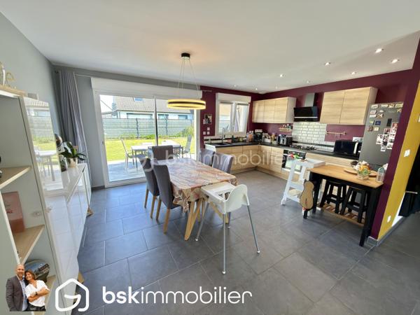 EXCLUSIVITÉ – Superbe plain-pied récent de 98 m² – 3 chambres – Aucun travaux – Oignies

Vous recherchez un plain-pied moderne, lumineux et parfaitement entretenu ? Ne cherchez plus, ce bien est fait pour vous !

Située dans un environnement agréable sur la commune d’Oignies, cette magnifique maison individuelle de 98 m², construite en 2018, est édifiée sur une parcelle entièrement clôturée de 440 m². Elle séduira immédiatement les amateurs de confort, de modernité et de prestations de qualité.

Dès l’entrée, vous découvrirez une maison baignée de lumière grâce à sa double exposition. Le cœur de la maison est une superbe pièce de vie de plus de 42 m², réunissant un spacieux séjour et une cuisine complètement équipée ouverte, idéale pour partager des moments conviviaux en famille ou entre amis. Le poêle à bois apporte une ambiance chaleureuse tout en offrant un confort supplémentaire durant l’hiver.

L’espace nuit se compose de 3 belles chambres, d’une élégante salle d’eau équipée d’une douche à l’italienne, d’un WC indépendant ainsi que d’une pratique buanderie/arrière-cuisine facilitant le quotidien.

À l’extérieur, les prestations sont tout aussi séduisantes. Vous profiterez d’une magnifique terrasse carrelée exposée plein sud, protégée par un store banne électrique, véritable invitation à profiter des beaux jours en toute tranquillité.

Le stationnement est un véritable atout : l’accès s’effectue par un portail motorisé en aluminium ouvrant sur une vaste cour en pavés permettant de stationner 3 à 4 véhicules, voire un camping-car.

Côté confort :

. DPE B
. Construction de 2018 (encore sous garantie décennale selon les éléments applicables)
. Menuiseries aluminium double vitrage
. Volets roulants électriques
. Chaudière gaz à condensation avec thermostat connecté
. Poêle à bois
. Adoucisseur d’eau
. Parcelle entièrement clôturée
. Aucun travaux à prévoir

Un emplacement idéal

À proximité immédiate des écoles, des transports en commun, de la gare de Libercourt ainsi que des principaux axes routiers, cette maison offre un cadre de vie pratique tout en restant au calme.

Les plain-pieds récents de cette qualité sont particulièrement recherchés sur le secteur. Une visite suffira pour tomber sous le charme !

Contactez-nous dès aujourd’hui pour organiser une visite et découvrir ce véritable coup de cœur.

VISITE VIRTUELLE SUR DEMANDE