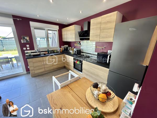 EXCLUSIVITÉ – Superbe plain-pied récent de 98 m² – 3 chambres – Aucun travaux – Oignies

Vous recherchez un plain-pied moderne, lumineux et parfaitement entretenu ? Ne cherchez plus, ce bien est fait pour vous !

Située dans un environnement agréable sur la commune d’Oignies, cette magnifique maison individuelle de 98 m², construite en 2018, est édifiée sur une parcelle entièrement clôturée de 440 m². Elle séduira immédiatement les amateurs de confort, de modernité et de prestations de qualité.

Dès l’entrée, vous découvrirez une maison baignée de lumière grâce à sa double exposition. Le cœur de la maison est une superbe pièce de vie de plus de 42 m², réunissant un spacieux séjour et une cuisine complètement équipée ouverte, idéale pour partager des moments conviviaux en famille ou entre amis. Le poêle à bois apporte une ambiance chaleureuse tout en offrant un confort supplémentaire durant l’hiver.

L’espace nuit se compose de 3 belles chambres, d’une élégante salle d’eau équipée d’une douche à l’italienne, d’un WC indépendant ainsi que d’une pratique buanderie/arrière-cuisine facilitant le quotidien.

À l’extérieur, les prestations sont tout aussi séduisantes. Vous profiterez d’une magnifique terrasse carrelée exposée plein sud, protégée par un store banne électrique, véritable invitation à profiter des beaux jours en toute tranquillité.

Le stationnement est un véritable atout : l’accès s’effectue par un portail motorisé en aluminium ouvrant sur une vaste cour en pavés permettant de stationner 3 à 4 véhicules, voire un camping-car.

Côté confort :

. DPE B
. Construction de 2018 (encore sous garantie décennale selon les éléments applicables)
. Menuiseries aluminium double vitrage
. Volets roulants électriques
. Chaudière gaz à condensation avec thermostat connecté
. Poêle à bois
. Adoucisseur d’eau
. Parcelle entièrement clôturée
. Aucun travaux à prévoir

Un emplacement idéal

À proximité immédiate des écoles, des transports en commun, de la gare de Libercourt ainsi que des principaux axes routiers, cette maison offre un cadre de vie pratique tout en restant au calme.

Les plain-pieds récents de cette qualité sont particulièrement recherchés sur le secteur. Une visite suffira pour tomber sous le charme !

Contactez-nous dès aujourd’hui pour organiser une visite et découvrir ce véritable coup de cœur.

VISITE VIRTUELLE SUR DEMANDE