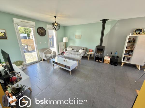 EXCLUSIVITÉ – Superbe plain-pied récent de 98 m² – 3 chambres – Aucun travaux – Oignies

Vous recherchez un plain-pied moderne, lumineux et parfaitement entretenu ? Ne cherchez plus, ce bien est fait pour vous !

Située dans un environnement agréable sur la commune d’Oignies, cette magnifique maison individuelle de 98 m², construite en 2018, est édifiée sur une parcelle entièrement clôturée de 440 m². Elle séduira immédiatement les amateurs de confort, de modernité et de prestations de qualité.

Dès l’entrée, vous découvrirez une maison baignée de lumière grâce à sa double exposition. Le cœur de la maison est une superbe pièce de vie de plus de 42 m², réunissant un spacieux séjour et une cuisine complètement équipée ouverte, idéale pour partager des moments conviviaux en famille ou entre amis. Le poêle à bois apporte une ambiance chaleureuse tout en offrant un confort supplémentaire durant l’hiver.

L’espace nuit se compose de 3 belles chambres, d’une élégante salle d’eau équipée d’une douche à l’italienne, d’un WC indépendant ainsi que d’une pratique buanderie/arrière-cuisine facilitant le quotidien.

À l’extérieur, les prestations sont tout aussi séduisantes. Vous profiterez d’une magnifique terrasse carrelée exposée plein sud, protégée par un store banne électrique, véritable invitation à profiter des beaux jours en toute tranquillité.

Le stationnement est un véritable atout : l’accès s’effectue par un portail motorisé en aluminium ouvrant sur une vaste cour en pavés permettant de stationner 3 à 4 véhicules, voire un camping-car.

Côté confort :

. DPE B
. Construction de 2018 (encore sous garantie décennale selon les éléments applicables)
. Menuiseries aluminium double vitrage
. Volets roulants électriques
. Chaudière gaz à condensation avec thermostat connecté
. Poêle à bois
. Adoucisseur d’eau
. Parcelle entièrement clôturée
. Aucun travaux à prévoir

Un emplacement idéal

À proximité immédiate des écoles, des transports en commun, de la gare de Libercourt ainsi que des principaux axes routiers, cette maison offre un cadre de vie pratique tout en restant au calme.

Les plain-pieds récents de cette qualité sont particulièrement recherchés sur le secteur. Une visite suffira pour tomber sous le charme !

Contactez-nous dès aujourd’hui pour organiser une visite et découvrir ce véritable coup de cœur.

VISITE VIRTUELLE SUR DEMANDE