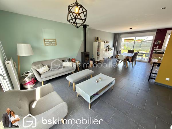 EXCLUSIVITÉ – Superbe plain-pied récent de 98 m² – 3 chambres – Aucun travaux – Oignies

Vous recherchez un plain-pied moderne, lumineux et parfaitement entretenu ? Ne cherchez plus, ce bien est fait pour vous !

Située dans un environnement agréable sur la commune d’Oignies, cette magnifique maison individuelle de 98 m², construite en 2018, est édifiée sur une parcelle entièrement clôturée de 440 m². Elle séduira immédiatement les amateurs de confort, de modernité et de prestations de qualité.

Dès l’entrée, vous découvrirez une maison baignée de lumière grâce à sa double exposition. Le cœur de la maison est une superbe pièce de vie de plus de 42 m², réunissant un spacieux séjour et une cuisine complètement équipée ouverte, idéale pour partager des moments conviviaux en famille ou entre amis. Le poêle à bois apporte une ambiance chaleureuse tout en offrant un confort supplémentaire durant l’hiver.

L’espace nuit se compose de 3 belles chambres, d’une élégante salle d’eau équipée d’une douche à l’italienne, d’un WC indépendant ainsi que d’une pratique buanderie/arrière-cuisine facilitant le quotidien.

À l’extérieur, les prestations sont tout aussi séduisantes. Vous profiterez d’une magnifique terrasse carrelée exposée plein sud, protégée par un store banne électrique, véritable invitation à profiter des beaux jours en toute tranquillité.

Le stationnement est un véritable atout : l’accès s’effectue par un portail motorisé en aluminium ouvrant sur une vaste cour en pavés permettant de stationner 3 à 4 véhicules, voire un camping-car.

Côté confort :

. DPE B
. Construction de 2018 (encore sous garantie décennale selon les éléments applicables)
. Menuiseries aluminium double vitrage
. Volets roulants électriques
. Chaudière gaz à condensation avec thermostat connecté
. Poêle à bois
. Adoucisseur d’eau
. Parcelle entièrement clôturée
. Aucun travaux à prévoir

Un emplacement idéal

À proximité immédiate des écoles, des transports en commun, de la gare de Libercourt ainsi que des principaux axes routiers, cette maison offre un cadre de vie pratique tout en restant au calme.

Les plain-pieds récents de cette qualité sont particulièrement recherchés sur le secteur. Une visite suffira pour tomber sous le charme !

Contactez-nous dès aujourd’hui pour organiser une visite et découvrir ce véritable coup de cœur.

VISITE VIRTUELLE SUR DEMANDE