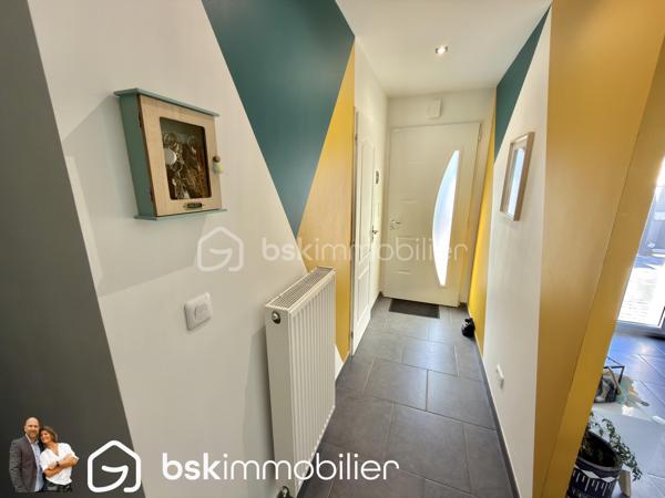 EXCLUSIVITÉ – Superbe plain-pied récent de 98 m² – 3 chambres – Aucun travaux – Oignies

Vous recherchez un plain-pied moderne, lumineux et parfaitement entretenu ? Ne cherchez plus, ce bien est fait pour vous !

Située dans un environnement agréable sur la commune d’Oignies, cette magnifique maison individuelle de 98 m², construite en 2018, est édifiée sur une parcelle entièrement clôturée de 440 m². Elle séduira immédiatement les amateurs de confort, de modernité et de prestations de qualité.

Dès l’entrée, vous découvrirez une maison baignée de lumière grâce à sa double exposition. Le cœur de la maison est une superbe pièce de vie de plus de 42 m², réunissant un spacieux séjour et une cuisine complètement équipée ouverte, idéale pour partager des moments conviviaux en famille ou entre amis. Le poêle à bois apporte une ambiance chaleureuse tout en offrant un confort supplémentaire durant l’hiver.

L’espace nuit se compose de 3 belles chambres, d’une élégante salle d’eau équipée d’une douche à l’italienne, d’un WC indépendant ainsi que d’une pratique buanderie/arrière-cuisine facilitant le quotidien.

À l’extérieur, les prestations sont tout aussi séduisantes. Vous profiterez d’une magnifique terrasse carrelée exposée plein sud, protégée par un store banne électrique, véritable invitation à profiter des beaux jours en toute tranquillité.

Le stationnement est un véritable atout : l’accès s’effectue par un portail motorisé en aluminium ouvrant sur une vaste cour en pavés permettant de stationner 3 à 4 véhicules, voire un camping-car.

Côté confort :

. DPE B
. Construction de 2018 (encore sous garantie décennale selon les éléments applicables)
. Menuiseries aluminium double vitrage
. Volets roulants électriques
. Chaudière gaz à condensation avec thermostat connecté
. Poêle à bois
. Adoucisseur d’eau
. Parcelle entièrement clôturée
. Aucun travaux à prévoir

Un emplacement idéal

À proximité immédiate des écoles, des transports en commun, de la gare de Libercourt ainsi que des principaux axes routiers, cette maison offre un cadre de vie pratique tout en restant au calme.

Les plain-pieds récents de cette qualité sont particulièrement recherchés sur le secteur. Une visite suffira pour tomber sous le charme !

Contactez-nous dès aujourd’hui pour organiser une visite et découvrir ce véritable coup de cœur.

VISITE VIRTUELLE SUR DEMANDE