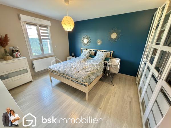 EXCLUSIVITÉ – Superbe plain-pied récent de 98 m² – 3 chambres – Aucun travaux – Oignies

Vous recherchez un plain-pied moderne, lumineux et parfaitement entretenu ? Ne cherchez plus, ce bien est fait pour vous !

Située dans un environnement agréable sur la commune d’Oignies, cette magnifique maison individuelle de 98 m², construite en 2018, est édifiée sur une parcelle entièrement clôturée de 440 m². Elle séduira immédiatement les amateurs de confort, de modernité et de prestations de qualité.

Dès l’entrée, vous découvrirez une maison baignée de lumière grâce à sa double exposition. Le cœur de la maison est une superbe pièce de vie de plus de 42 m², réunissant un spacieux séjour et une cuisine complètement équipée ouverte, idéale pour partager des moments conviviaux en famille ou entre amis. Le poêle à bois apporte une ambiance chaleureuse tout en offrant un confort supplémentaire durant l’hiver.

L’espace nuit se compose de 3 belles chambres, d’une élégante salle d’eau équipée d’une douche à l’italienne, d’un WC indépendant ainsi que d’une pratique buanderie/arrière-cuisine facilitant le quotidien.

À l’extérieur, les prestations sont tout aussi séduisantes. Vous profiterez d’une magnifique terrasse carrelée exposée plein sud, protégée par un store banne électrique, véritable invitation à profiter des beaux jours en toute tranquillité.

Le stationnement est un véritable atout : l’accès s’effectue par un portail motorisé en aluminium ouvrant sur une vaste cour en pavés permettant de stationner 3 à 4 véhicules, voire un camping-car.

Côté confort :

. DPE B
. Construction de 2018 (encore sous garantie décennale selon les éléments applicables)
. Menuiseries aluminium double vitrage
. Volets roulants électriques
. Chaudière gaz à condensation avec thermostat connecté
. Poêle à bois
. Adoucisseur d’eau
. Parcelle entièrement clôturée
. Aucun travaux à prévoir

Un emplacement idéal

À proximité immédiate des écoles, des transports en commun, de la gare de Libercourt ainsi que des principaux axes routiers, cette maison offre un cadre de vie pratique tout en restant au calme.

Les plain-pieds récents de cette qualité sont particulièrement recherchés sur le secteur. Une visite suffira pour tomber sous le charme !

Contactez-nous dès aujourd’hui pour organiser une visite et découvrir ce véritable coup de cœur.

VISITE VIRTUELLE SUR DEMANDE