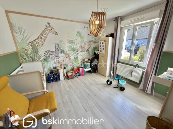 EXCLUSIVITÉ – Superbe plain-pied récent de 98 m² – 3 chambres – Aucun travaux – Oignies

Vous recherchez un plain-pied moderne, lumineux et parfaitement entretenu ? Ne cherchez plus, ce bien est fait pour vous !

Située dans un environnement agréable sur la commune d’Oignies, cette magnifique maison individuelle de 98 m², construite en 2018, est édifiée sur une parcelle entièrement clôturée de 440 m². Elle séduira immédiatement les amateurs de confort, de modernité et de prestations de qualité.

Dès l’entrée, vous découvrirez une maison baignée de lumière grâce à sa double exposition. Le cœur de la maison est une superbe pièce de vie de plus de 42 m², réunissant un spacieux séjour et une cuisine complètement équipée ouverte, idéale pour partager des moments conviviaux en famille ou entre amis. Le poêle à bois apporte une ambiance chaleureuse tout en offrant un confort supplémentaire durant l’hiver.

L’espace nuit se compose de 3 belles chambres, d’une élégante salle d’eau équipée d’une douche à l’italienne, d’un WC indépendant ainsi que d’une pratique buanderie/arrière-cuisine facilitant le quotidien.

À l’extérieur, les prestations sont tout aussi séduisantes. Vous profiterez d’une magnifique terrasse carrelée exposée plein sud, protégée par un store banne électrique, véritable invitation à profiter des beaux jours en toute tranquillité.

Le stationnement est un véritable atout : l’accès s’effectue par un portail motorisé en aluminium ouvrant sur une vaste cour en pavés permettant de stationner 3 à 4 véhicules, voire un camping-car.

Côté confort :

. DPE B
. Construction de 2018 (encore sous garantie décennale selon les éléments applicables)
. Menuiseries aluminium double vitrage
. Volets roulants électriques
. Chaudière gaz à condensation avec thermostat connecté
. Poêle à bois
. Adoucisseur d’eau
. Parcelle entièrement clôturée
. Aucun travaux à prévoir

Un emplacement idéal

À proximité immédiate des écoles, des transports en commun, de la gare de Libercourt ainsi que des principaux axes routiers, cette maison offre un cadre de vie pratique tout en restant au calme.

Les plain-pieds récents de cette qualité sont particulièrement recherchés sur le secteur. Une visite suffira pour tomber sous le charme !

Contactez-nous dès aujourd’hui pour organiser une visite et découvrir ce véritable coup de cœur.

VISITE VIRTUELLE SUR DEMANDE