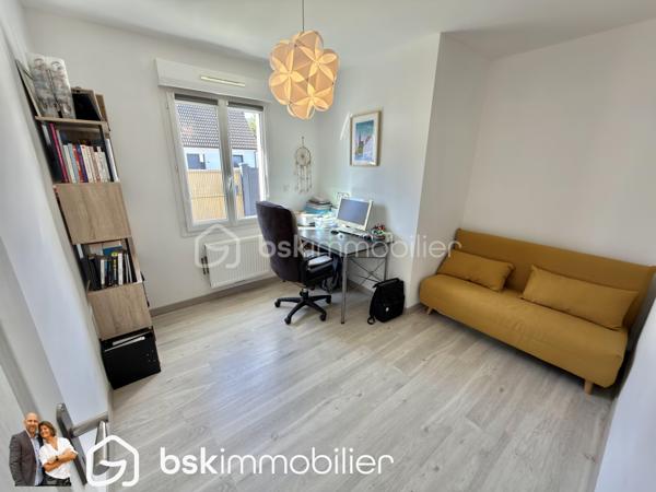 EXCLUSIVITÉ – Superbe plain-pied récent de 98 m² – 3 chambres – Aucun travaux – Oignies

Vous recherchez un plain-pied moderne, lumineux et parfaitement entretenu ? Ne cherchez plus, ce bien est fait pour vous !

Située dans un environnement agréable sur la commune d’Oignies, cette magnifique maison individuelle de 98 m², construite en 2018, est édifiée sur une parcelle entièrement clôturée de 440 m². Elle séduira immédiatement les amateurs de confort, de modernité et de prestations de qualité.

Dès l’entrée, vous découvrirez une maison baignée de lumière grâce à sa double exposition. Le cœur de la maison est une superbe pièce de vie de plus de 42 m², réunissant un spacieux séjour et une cuisine complètement équipée ouverte, idéale pour partager des moments conviviaux en famille ou entre amis. Le poêle à bois apporte une ambiance chaleureuse tout en offrant un confort supplémentaire durant l’hiver.

L’espace nuit se compose de 3 belles chambres, d’une élégante salle d’eau équipée d’une douche à l’italienne, d’un WC indépendant ainsi que d’une pratique buanderie/arrière-cuisine facilitant le quotidien.

À l’extérieur, les prestations sont tout aussi séduisantes. Vous profiterez d’une magnifique terrasse carrelée exposée plein sud, protégée par un store banne électrique, véritable invitation à profiter des beaux jours en toute tranquillité.

Le stationnement est un véritable atout : l’accès s’effectue par un portail motorisé en aluminium ouvrant sur une vaste cour en pavés permettant de stationner 3 à 4 véhicules, voire un camping-car.

Côté confort :

. DPE B
. Construction de 2018 (encore sous garantie décennale selon les éléments applicables)
. Menuiseries aluminium double vitrage
. Volets roulants électriques
. Chaudière gaz à condensation avec thermostat connecté
. Poêle à bois
. Adoucisseur d’eau
. Parcelle entièrement clôturée
. Aucun travaux à prévoir

Un emplacement idéal

À proximité immédiate des écoles, des transports en commun, de la gare de Libercourt ainsi que des principaux axes routiers, cette maison offre un cadre de vie pratique tout en restant au calme.

Les plain-pieds récents de cette qualité sont particulièrement recherchés sur le secteur. Une visite suffira pour tomber sous le charme !

Contactez-nous dès aujourd’hui pour organiser une visite et découvrir ce véritable coup de cœur.

VISITE VIRTUELLE SUR DEMANDE