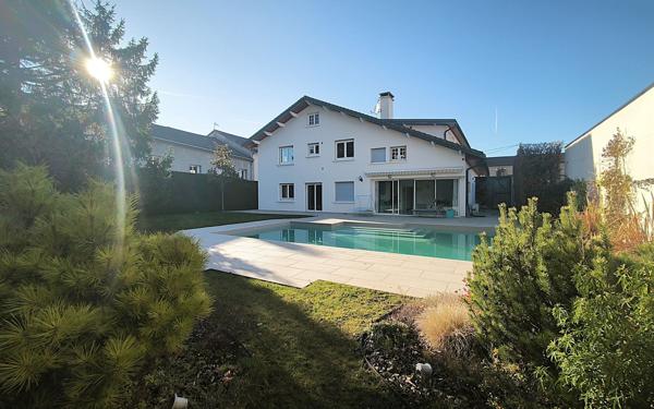 Maison à vendre    7 pièces • 346 m2 Oyonnax