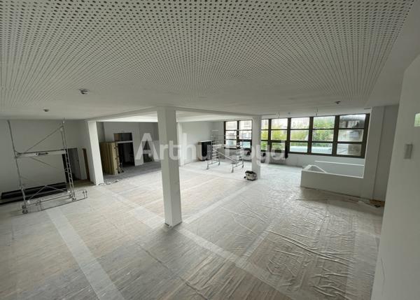 IMMEUBLE INDÉPENDANT HAUT DE GAMME DIVISÉ EN BUREAUX ET SHOWROOM, EN CENTRE-VILLE DE BOULOGNE SUR MER ET BÉNÉFICIANT DE PARKINGS PRIVATIFS