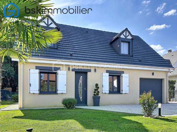 EXCLUSIVITÉ – SAINT-ÉTIENNE-DU-ROUVRAY 🏡 magnifique maison  d’environ 100 m², construite en 2005, sur un terrain clos de 526 m².

Une maison familiale aux volumes agréables, offrant 4 chambres et aucun travaux à prévoir.

LA MAISON

Au rez-de-chaussée :

Pièce de vie lumineuse d’environ 30 m²
Cuisine aménagée et équipée de 12 m²
Arrière-cuisine/buanderie avec accès direct au garage
Chambre de 12 m² avec double placard
WC
Garage 

À l’étage :
3 chambres d’environ 12 m² chacune, dont une avec dressing
Salle de bains récente de 6 m² avec WC

UN EXTÉRIEUR COUP DE CŒUR 🌿

-Le jardin entièrement clos et sans vis-à-vis, est particulièrement soigné et joliment aménagé. Calme, intimité et une petite ambiance zen : un extérieur où l’on prend plaisir à profiter des beaux jours.
-Terrasse, cabanon de jardin et portail électrique complètent l’ensemble.

LES +
- Classe énergétique C
- Chauffage au gaz de ville chaudière à condensation 
-Toiture en tuiles plates nettoyée, démoussée et repeinte
-Volets roulants solaires Bubendorff domotisés installés en 2025
- Fibre optique
- Moustiquaires aux fenêtres
- Orientation Est-Ouest
- Taxe foncière : 2 000 €

À PROXIMITÉ 📍
- Lignes de bus F3 et F6 et 42 école Paul-Langevin, collège Paul-Éluard et parc omnisports Youri-Gagarine.
- Accès rapide à l’A13 et à la gare SNCF, avec liaisons vers Paris, Caen et Le Havre.

CHERS ACQUÉREURS
Mes clients ont un nouveau projet immobilier. Il est donc important que les visites soient réservées à des acquéreurs ayant UN FINANCEMENT DÉJA ETUDIÉ !!!!
Besoin d’un courtier ? Je peux vous transmettre les coordonnées d’un professionnel de confiance.
L’objectif : un vrai projet, une visite utile… et pourquoi pas un coup de cœur !