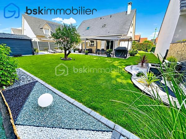 EXCLUSIVITÉ – SAINT-ÉTIENNE-DU-ROUVRAY 🏡 magnifique maison  d’environ 100 m², construite en 2005, sur un terrain clos de 526 m².

Une maison familiale aux volumes agréables, offrant 4 chambres et aucun travaux à prévoir.

LA MAISON

Au rez-de-chaussée :

Pièce de vie lumineuse d’environ 30 m²
Cuisine aménagée et équipée de 12 m²
Arrière-cuisine/buanderie avec accès direct au garage
Chambre de 12 m² avec double placard
WC
Garage 

À l’étage :
3 chambres d’environ 12 m² chacune, dont une avec dressing
Salle de bains récente de 6 m² avec WC

UN EXTÉRIEUR COUP DE CŒUR 🌿

-Le jardin entièrement clos et sans vis-à-vis, est particulièrement soigné et joliment aménagé. Calme, intimité et une petite ambiance zen : un extérieur où l’on prend plaisir à profiter des beaux jours.
-Terrasse, cabanon de jardin et portail électrique complètent l’ensemble.

LES +
- Classe énergétique C
- Chauffage au gaz de ville chaudière à condensation 
-Toiture en tuiles plates nettoyée, démoussée et repeinte
-Volets roulants solaires Bubendorff domotisés installés en 2025
- Fibre optique
- Moustiquaires aux fenêtres
- Orientation Est-Ouest
- Taxe foncière : 2 000 €

À PROXIMITÉ 📍
- Lignes de bus F3 et F6 et 42 école Paul-Langevin, collège Paul-Éluard et parc omnisports Youri-Gagarine.
- Accès rapide à l’A13 et à la gare SNCF, avec liaisons vers Paris, Caen et Le Havre.

CHERS ACQUÉREURS
Mes clients ont un nouveau projet immobilier. Il est donc important que les visites soient réservées à des acquéreurs ayant UN FINANCEMENT DÉJA ETUDIÉ !!!!
Besoin d’un courtier ? Je peux vous transmettre les coordonnées d’un professionnel de confiance.
L’objectif : un vrai projet, une visite utile… et pourquoi pas un coup de cœur !