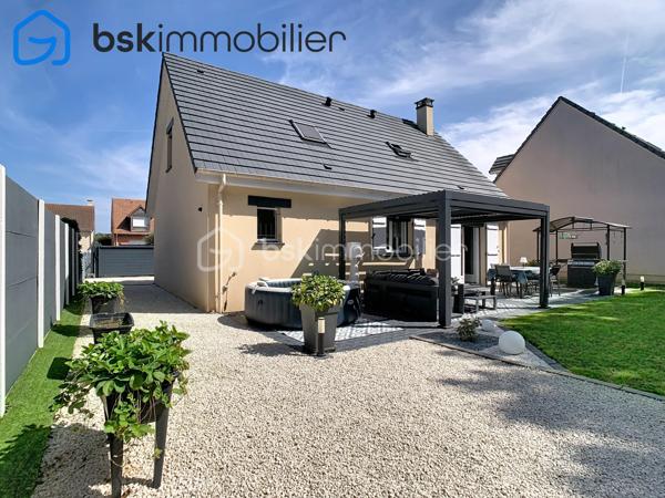 EXCLUSIVITÉ – SAINT-ÉTIENNE-DU-ROUVRAY 🏡 magnifique maison  d’environ 100 m², construite en 2005, sur un terrain clos de 526 m².

Une maison familiale aux volumes agréables, offrant 4 chambres et aucun travaux à prévoir.

LA MAISON

Au rez-de-chaussée :

Pièce de vie lumineuse d’environ 30 m²
Cuisine aménagée et équipée de 12 m²
Arrière-cuisine/buanderie avec accès direct au garage
Chambre de 12 m² avec double placard
WC
Garage 

À l’étage :
3 chambres d’environ 12 m² chacune, dont une avec dressing
Salle de bains récente de 6 m² avec WC

UN EXTÉRIEUR COUP DE CŒUR 🌿

-Le jardin entièrement clos et sans vis-à-vis, est particulièrement soigné et joliment aménagé. Calme, intimité et une petite ambiance zen : un extérieur où l’on prend plaisir à profiter des beaux jours.
-Terrasse, cabanon de jardin et portail électrique complètent l’ensemble.

LES +
- Classe énergétique C
- Chauffage au gaz de ville chaudière à condensation 
-Toiture en tuiles plates nettoyée, démoussée et repeinte
-Volets roulants solaires Bubendorff domotisés installés en 2025
- Fibre optique
- Moustiquaires aux fenêtres
- Orientation Est-Ouest
- Taxe foncière : 2 000 €

À PROXIMITÉ 📍
- Lignes de bus F3 et F6 et 42 école Paul-Langevin, collège Paul-Éluard et parc omnisports Youri-Gagarine.
- Accès rapide à l’A13 et à la gare SNCF, avec liaisons vers Paris, Caen et Le Havre.

CHERS ACQUÉREURS
Mes clients ont un nouveau projet immobilier. Il est donc important que les visites soient réservées à des acquéreurs ayant UN FINANCEMENT DÉJA ETUDIÉ !!!!
Besoin d’un courtier ? Je peux vous transmettre les coordonnées d’un professionnel de confiance.
L’objectif : un vrai projet, une visite utile… et pourquoi pas un coup de cœur !