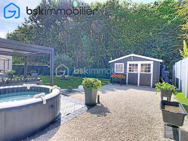 EXCLUSIVITÉ – SAINT-ÉTIENNE-DU-ROUVRAY 🏡 magnifique maison  d’environ 100 m², construite en 2005, sur un terrain clos de 526 m².

Une maison familiale aux volumes agréables, offrant 4 chambres et aucun travaux à prévoir.

LA MAISON

Au rez-de-chaussée :

Pièce de vie lumineuse d’environ 30 m²
Cuisine aménagée et équipée de 12 m²
Arrière-cuisine/buanderie avec accès direct au garage
Chambre de 12 m² avec double placard
WC
Garage 

À l’étage :
3 chambres d’environ 12 m² chacune, dont une avec dressing
Salle de bains récente de 6 m² avec WC

UN EXTÉRIEUR COUP DE CŒUR 🌿

-Le jardin entièrement clos et sans vis-à-vis, est particulièrement soigné et joliment aménagé. Calme, intimité et une petite ambiance zen : un extérieur où l’on prend plaisir à profiter des beaux jours.
-Terrasse, cabanon de jardin et portail électrique complètent l’ensemble.

LES +
- Classe énergétique C
- Chauffage au gaz de ville chaudière à condensation 
-Toiture en tuiles plates nettoyée, démoussée et repeinte
-Volets roulants solaires Bubendorff domotisés installés en 2025
- Fibre optique
- Moustiquaires aux fenêtres
- Orientation Est-Ouest
- Taxe foncière : 2 000 €

À PROXIMITÉ 📍
- Lignes de bus F3 et F6 et 42 école Paul-Langevin, collège Paul-Éluard et parc omnisports Youri-Gagarine.
- Accès rapide à l’A13 et à la gare SNCF, avec liaisons vers Paris, Caen et Le Havre.

CHERS ACQUÉREURS
Mes clients ont un nouveau projet immobilier. Il est donc important que les visites soient réservées à des acquéreurs ayant UN FINANCEMENT DÉJA ETUDIÉ !!!!
Besoin d’un courtier ? Je peux vous transmettre les coordonnées d’un professionnel de confiance.
L’objectif : un vrai projet, une visite utile… et pourquoi pas un coup de cœur !