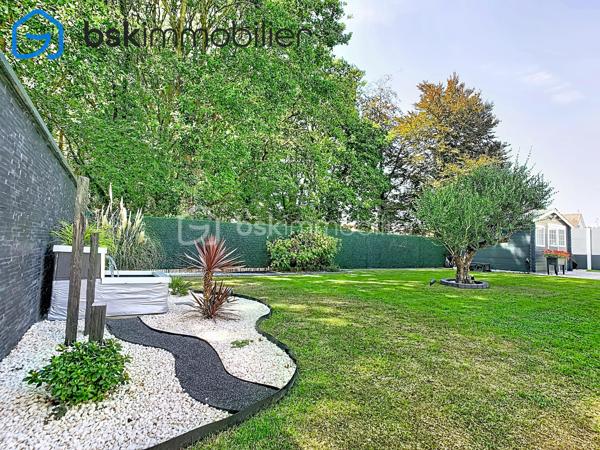 EXCLUSIVITÉ – SAINT-ÉTIENNE-DU-ROUVRAY 🏡 magnifique maison  d’environ 100 m², construite en 2005, sur un terrain clos de 526 m².

Une maison familiale aux volumes agréables, offrant 4 chambres et aucun travaux à prévoir.

LA MAISON

Au rez-de-chaussée :

Pièce de vie lumineuse d’environ 30 m²
Cuisine aménagée et équipée de 12 m²
Arrière-cuisine/buanderie avec accès direct au garage
Chambre de 12 m² avec double placard
WC
Garage 

À l’étage :
3 chambres d’environ 12 m² chacune, dont une avec dressing
Salle de bains récente de 6 m² avec WC

UN EXTÉRIEUR COUP DE CŒUR 🌿

-Le jardin entièrement clos et sans vis-à-vis, est particulièrement soigné et joliment aménagé. Calme, intimité et une petite ambiance zen : un extérieur où l’on prend plaisir à profiter des beaux jours.
-Terrasse, cabanon de jardin et portail électrique complètent l’ensemble.

LES +
- Classe énergétique C
- Chauffage au gaz de ville chaudière à condensation 
-Toiture en tuiles plates nettoyée, démoussée et repeinte
-Volets roulants solaires Bubendorff domotisés installés en 2025
- Fibre optique
- Moustiquaires aux fenêtres
- Orientation Est-Ouest
- Taxe foncière : 2 000 €

À PROXIMITÉ 📍
- Lignes de bus F3 et F6 et 42 école Paul-Langevin, collège Paul-Éluard et parc omnisports Youri-Gagarine.
- Accès rapide à l’A13 et à la gare SNCF, avec liaisons vers Paris, Caen et Le Havre.

CHERS ACQUÉREURS
Mes clients ont un nouveau projet immobilier. Il est donc important que les visites soient réservées à des acquéreurs ayant UN FINANCEMENT DÉJA ETUDIÉ !!!!
Besoin d’un courtier ? Je peux vous transmettre les coordonnées d’un professionnel de confiance.
L’objectif : un vrai projet, une visite utile… et pourquoi pas un coup de cœur !