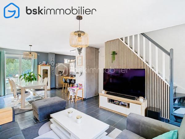 EXCLUSIVITÉ – SAINT-ÉTIENNE-DU-ROUVRAY 🏡 magnifique maison  d’environ 100 m², construite en 2005, sur un terrain clos de 526 m².

Une maison familiale aux volumes agréables, offrant 4 chambres et aucun travaux à prévoir.

LA MAISON

Au rez-de-chaussée :

Pièce de vie lumineuse d’environ 30 m²
Cuisine aménagée et équipée de 12 m²
Arrière-cuisine/buanderie avec accès direct au garage
Chambre de 12 m² avec double placard
WC
Garage 

À l’étage :
3 chambres d’environ 12 m² chacune, dont une avec dressing
Salle de bains récente de 6 m² avec WC

UN EXTÉRIEUR COUP DE CŒUR 🌿

-Le jardin entièrement clos et sans vis-à-vis, est particulièrement soigné et joliment aménagé. Calme, intimité et une petite ambiance zen : un extérieur où l’on prend plaisir à profiter des beaux jours.
-Terrasse, cabanon de jardin et portail électrique complètent l’ensemble.

LES +
- Classe énergétique C
- Chauffage au gaz de ville chaudière à condensation 
-Toiture en tuiles plates nettoyée, démoussée et repeinte
-Volets roulants solaires Bubendorff domotisés installés en 2025
- Fibre optique
- Moustiquaires aux fenêtres
- Orientation Est-Ouest
- Taxe foncière : 2 000 €

À PROXIMITÉ 📍
- Lignes de bus F3 et F6 et 42 école Paul-Langevin, collège Paul-Éluard et parc omnisports Youri-Gagarine.
- Accès rapide à l’A13 et à la gare SNCF, avec liaisons vers Paris, Caen et Le Havre.

CHERS ACQUÉREURS
Mes clients ont un nouveau projet immobilier. Il est donc important que les visites soient réservées à des acquéreurs ayant UN FINANCEMENT DÉJA ETUDIÉ !!!!
Besoin d’un courtier ? Je peux vous transmettre les coordonnées d’un professionnel de confiance.
L’objectif : un vrai projet, une visite utile… et pourquoi pas un coup de cœur !