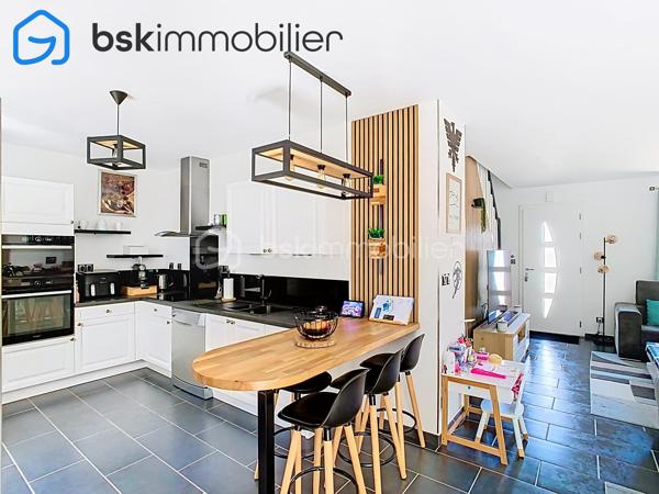 EXCLUSIVITÉ – SAINT-ÉTIENNE-DU-ROUVRAY 🏡 magnifique maison  d’environ 100 m², construite en 2005, sur un terrain clos de 526 m².

Une maison familiale aux volumes agréables, offrant 4 chambres et aucun travaux à prévoir.

LA MAISON

Au rez-de-chaussée :

Pièce de vie lumineuse d’environ 30 m²
Cuisine aménagée et équipée de 12 m²
Arrière-cuisine/buanderie avec accès direct au garage
Chambre de 12 m² avec double placard
WC
Garage 

À l’étage :
3 chambres d’environ 12 m² chacune, dont une avec dressing
Salle de bains récente de 6 m² avec WC

UN EXTÉRIEUR COUP DE CŒUR 🌿

-Le jardin entièrement clos et sans vis-à-vis, est particulièrement soigné et joliment aménagé. Calme, intimité et une petite ambiance zen : un extérieur où l’on prend plaisir à profiter des beaux jours.
-Terrasse, cabanon de jardin et portail électrique complètent l’ensemble.

LES +
- Classe énergétique C
- Chauffage au gaz de ville chaudière à condensation 
-Toiture en tuiles plates nettoyée, démoussée et repeinte
-Volets roulants solaires Bubendorff domotisés installés en 2025
- Fibre optique
- Moustiquaires aux fenêtres
- Orientation Est-Ouest
- Taxe foncière : 2 000 €

À PROXIMITÉ 📍
- Lignes de bus F3 et F6 et 42 école Paul-Langevin, collège Paul-Éluard et parc omnisports Youri-Gagarine.
- Accès rapide à l’A13 et à la gare SNCF, avec liaisons vers Paris, Caen et Le Havre.

CHERS ACQUÉREURS
Mes clients ont un nouveau projet immobilier. Il est donc important que les visites soient réservées à des acquéreurs ayant UN FINANCEMENT DÉJA ETUDIÉ !!!!
Besoin d’un courtier ? Je peux vous transmettre les coordonnées d’un professionnel de confiance.
L’objectif : un vrai projet, une visite utile… et pourquoi pas un coup de cœur !