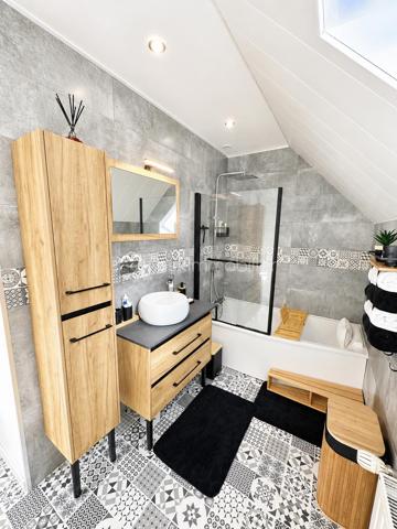 EXCLUSIVITÉ – SAINT-ÉTIENNE-DU-ROUVRAY 🏡 magnifique maison  d’environ 100 m², construite en 2005, sur un terrain clos de 526 m².

Une maison familiale aux volumes agréables, offrant 4 chambres et aucun travaux à prévoir.

LA MAISON

Au rez-de-chaussée :

Pièce de vie lumineuse d’environ 30 m²
Cuisine aménagée et équipée de 12 m²
Arrière-cuisine/buanderie avec accès direct au garage
Chambre de 12 m² avec double placard
WC
Garage 

À l’étage :
3 chambres d’environ 12 m² chacune, dont une avec dressing
Salle de bains récente de 6 m² avec WC

UN EXTÉRIEUR COUP DE CŒUR 🌿

-Le jardin entièrement clos et sans vis-à-vis, est particulièrement soigné et joliment aménagé. Calme, intimité et une petite ambiance zen : un extérieur où l’on prend plaisir à profiter des beaux jours.
-Terrasse, cabanon de jardin et portail électrique complètent l’ensemble.

LES +
- Classe énergétique C
- Chauffage au gaz de ville chaudière à condensation 
-Toiture en tuiles plates nettoyée, démoussée et repeinte
-Volets roulants solaires Bubendorff domotisés installés en 2025
- Fibre optique
- Moustiquaires aux fenêtres
- Orientation Est-Ouest
- Taxe foncière : 2 000 €

À PROXIMITÉ 📍
- Lignes de bus F3 et F6 et 42 école Paul-Langevin, collège Paul-Éluard et parc omnisports Youri-Gagarine.
- Accès rapide à l’A13 et à la gare SNCF, avec liaisons vers Paris, Caen et Le Havre.

CHERS ACQUÉREURS
Mes clients ont un nouveau projet immobilier. Il est donc important que les visites soient réservées à des acquéreurs ayant UN FINANCEMENT DÉJA ETUDIÉ !!!!
Besoin d’un courtier ? Je peux vous transmettre les coordonnées d’un professionnel de confiance.
L’objectif : un vrai projet, une visite utile… et pourquoi pas un coup de cœur !