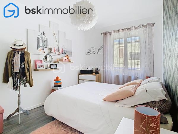 EXCLUSIVITÉ – SAINT-ÉTIENNE-DU-ROUVRAY 🏡 magnifique maison  d’environ 100 m², construite en 2005, sur un terrain clos de 526 m².

Une maison familiale aux volumes agréables, offrant 4 chambres et aucun travaux à prévoir.

LA MAISON

Au rez-de-chaussée :

Pièce de vie lumineuse d’environ 30 m²
Cuisine aménagée et équipée de 12 m²
Arrière-cuisine/buanderie avec accès direct au garage
Chambre de 12 m² avec double placard
WC
Garage 

À l’étage :
3 chambres d’environ 12 m² chacune, dont une avec dressing
Salle de bains récente de 6 m² avec WC

UN EXTÉRIEUR COUP DE CŒUR 🌿

-Le jardin entièrement clos et sans vis-à-vis, est particulièrement soigné et joliment aménagé. Calme, intimité et une petite ambiance zen : un extérieur où l’on prend plaisir à profiter des beaux jours.
-Terrasse, cabanon de jardin et portail électrique complètent l’ensemble.

LES +
- Classe énergétique C
- Chauffage au gaz de ville chaudière à condensation 
-Toiture en tuiles plates nettoyée, démoussée et repeinte
-Volets roulants solaires Bubendorff domotisés installés en 2025
- Fibre optique
- Moustiquaires aux fenêtres
- Orientation Est-Ouest
- Taxe foncière : 2 000 €

À PROXIMITÉ 📍
- Lignes de bus F3 et F6 et 42 école Paul-Langevin, collège Paul-Éluard et parc omnisports Youri-Gagarine.
- Accès rapide à l’A13 et à la gare SNCF, avec liaisons vers Paris, Caen et Le Havre.

CHERS ACQUÉREURS
Mes clients ont un nouveau projet immobilier. Il est donc important que les visites soient réservées à des acquéreurs ayant UN FINANCEMENT DÉJA ETUDIÉ !!!!
Besoin d’un courtier ? Je peux vous transmettre les coordonnées d’un professionnel de confiance.
L’objectif : un vrai projet, une visite utile… et pourquoi pas un coup de cœur !