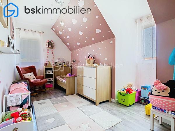EXCLUSIVITÉ – SAINT-ÉTIENNE-DU-ROUVRAY 🏡 magnifique maison  d’environ 100 m², construite en 2005, sur un terrain clos de 526 m².

Une maison familiale aux volumes agréables, offrant 4 chambres et aucun travaux à prévoir.

LA MAISON

Au rez-de-chaussée :

Pièce de vie lumineuse d’environ 30 m²
Cuisine aménagée et équipée de 12 m²
Arrière-cuisine/buanderie avec accès direct au garage
Chambre de 12 m² avec double placard
WC
Garage 

À l’étage :
3 chambres d’environ 12 m² chacune, dont une avec dressing
Salle de bains récente de 6 m² avec WC

UN EXTÉRIEUR COUP DE CŒUR 🌿

-Le jardin entièrement clos et sans vis-à-vis, est particulièrement soigné et joliment aménagé. Calme, intimité et une petite ambiance zen : un extérieur où l’on prend plaisir à profiter des beaux jours.
-Terrasse, cabanon de jardin et portail électrique complètent l’ensemble.

LES +
- Classe énergétique C
- Chauffage au gaz de ville chaudière à condensation 
-Toiture en tuiles plates nettoyée, démoussée et repeinte
-Volets roulants solaires Bubendorff domotisés installés en 2025
- Fibre optique
- Moustiquaires aux fenêtres
- Orientation Est-Ouest
- Taxe foncière : 2 000 €

À PROXIMITÉ 📍
- Lignes de bus F3 et F6 et 42 école Paul-Langevin, collège Paul-Éluard et parc omnisports Youri-Gagarine.
- Accès rapide à l’A13 et à la gare SNCF, avec liaisons vers Paris, Caen et Le Havre.

CHERS ACQUÉREURS
Mes clients ont un nouveau projet immobilier. Il est donc important que les visites soient réservées à des acquéreurs ayant UN FINANCEMENT DÉJA ETUDIÉ !!!!
Besoin d’un courtier ? Je peux vous transmettre les coordonnées d’un professionnel de confiance.
L’objectif : un vrai projet, une visite utile… et pourquoi pas un coup de cœur !