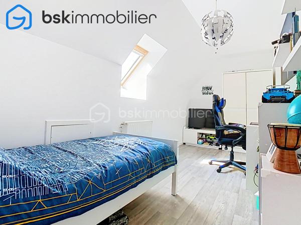 EXCLUSIVITÉ – SAINT-ÉTIENNE-DU-ROUVRAY 🏡 magnifique maison  d’environ 100 m², construite en 2005, sur un terrain clos de 526 m².

Une maison familiale aux volumes agréables, offrant 4 chambres et aucun travaux à prévoir.

LA MAISON

Au rez-de-chaussée :

Pièce de vie lumineuse d’environ 30 m²
Cuisine aménagée et équipée de 12 m²
Arrière-cuisine/buanderie avec accès direct au garage
Chambre de 12 m² avec double placard
WC
Garage 

À l’étage :
3 chambres d’environ 12 m² chacune, dont une avec dressing
Salle de bains récente de 6 m² avec WC

UN EXTÉRIEUR COUP DE CŒUR 🌿

-Le jardin entièrement clos et sans vis-à-vis, est particulièrement soigné et joliment aménagé. Calme, intimité et une petite ambiance zen : un extérieur où l’on prend plaisir à profiter des beaux jours.
-Terrasse, cabanon de jardin et portail électrique complètent l’ensemble.

LES +
- Classe énergétique C
- Chauffage au gaz de ville chaudière à condensation 
-Toiture en tuiles plates nettoyée, démoussée et repeinte
-Volets roulants solaires Bubendorff domotisés installés en 2025
- Fibre optique
- Moustiquaires aux fenêtres
- Orientation Est-Ouest
- Taxe foncière : 2 000 €

À PROXIMITÉ 📍
- Lignes de bus F3 et F6 et 42 école Paul-Langevin, collège Paul-Éluard et parc omnisports Youri-Gagarine.
- Accès rapide à l’A13 et à la gare SNCF, avec liaisons vers Paris, Caen et Le Havre.

CHERS ACQUÉREURS
Mes clients ont un nouveau projet immobilier. Il est donc important que les visites soient réservées à des acquéreurs ayant UN FINANCEMENT DÉJA ETUDIÉ !!!!
Besoin d’un courtier ? Je peux vous transmettre les coordonnées d’un professionnel de confiance.
L’objectif : un vrai projet, une visite utile… et pourquoi pas un coup de cœur !