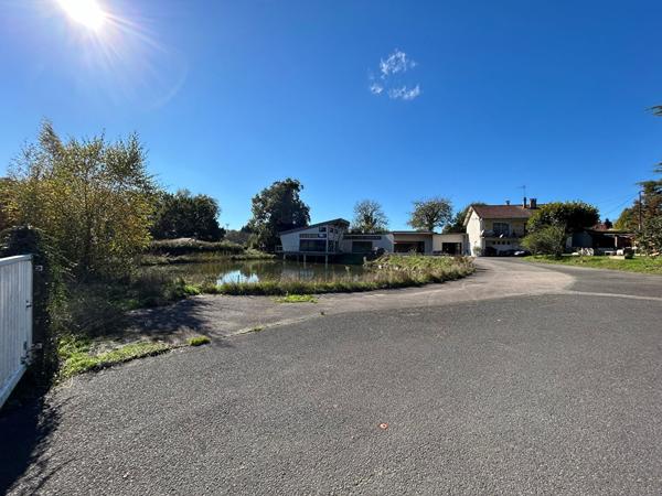 Local Commercial
        
        - 364 m² 218 000 € *