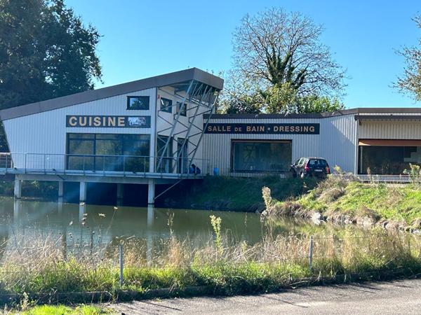 Local Commercial
        
        - 364 m² 218 000 € *