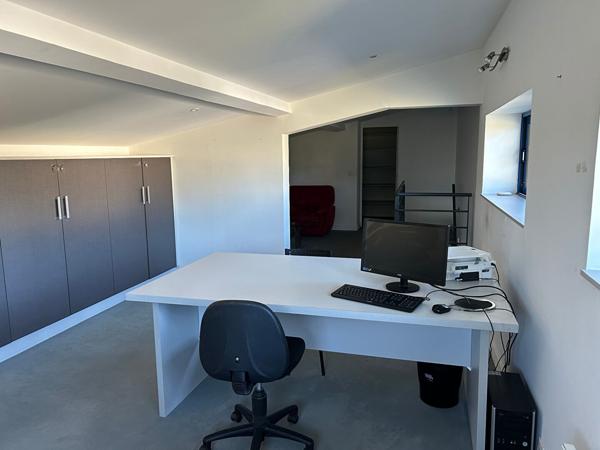 Local Commercial
        
        - 364 m² 218 000 € *