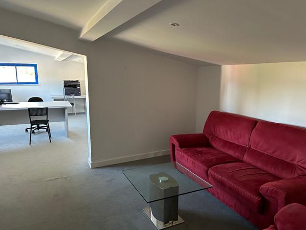 Local Commercial
        
        - 364 m² 218 000 € *