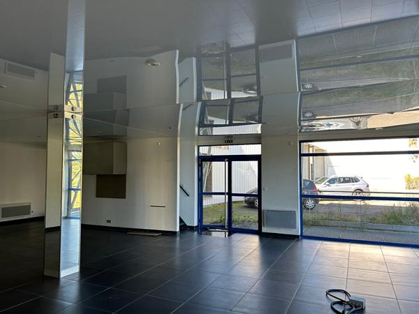 Local Commercial
        
        - 364 m² 218 000 € *