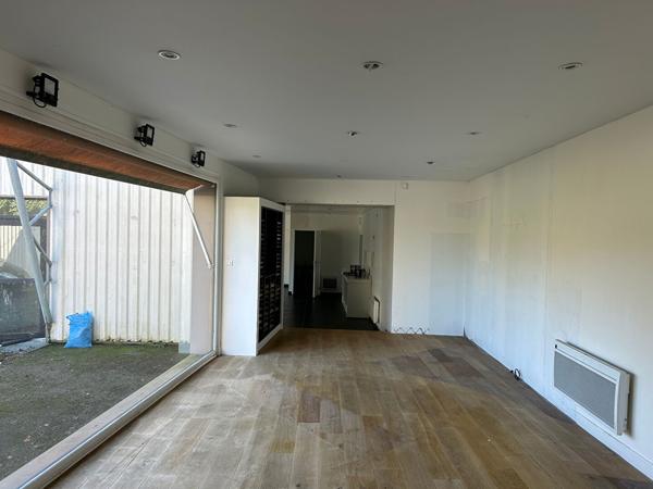 Local Commercial
        
        - 364 m² 218 000 € *
