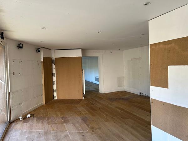 Local Commercial
        
        - 364 m² 218 000 € *