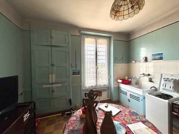 Maison 6 pièces avec grand jardin, garages et dépendances à Nevers