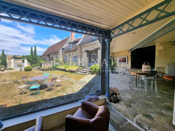 Dans la vallée de l'Indre, manoir des XVe et XVIIe siècles avec piscine sur 3.86 hectares