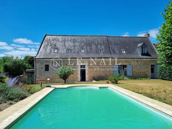 Dans la vallée de l'Indre, manoir des XVe et XVIIe siècles avec piscine sur 3.86 hectares