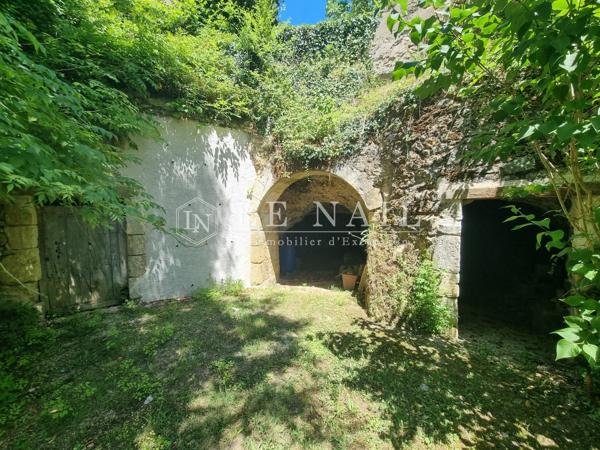 Dans la vallée de l'Indre, manoir des XVe et XVIIe siècles avec piscine sur 3.86 hectares