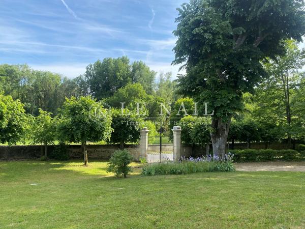 Dans la vallée de l'Indre, manoir des XVe et XVIIe siècles avec piscine sur 3.86 hectares