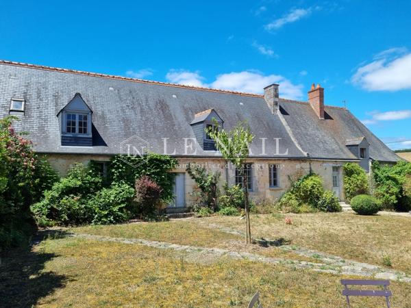 Dans la vallée de l'Indre, manoir des XVe et XVIIe siècles avec piscine sur 3.86 hectares
