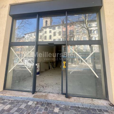 Draguignan centre ville- Vente murs 130m2 place de la maire + 80m2 cave+ appartement 50m2-A SAISIR !!