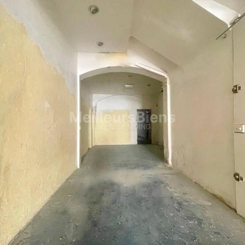 Draguignan centre ville- Vente murs 130m2 place de la maire + 80m2 cave+ appartement 50m2-A SAISIR !!