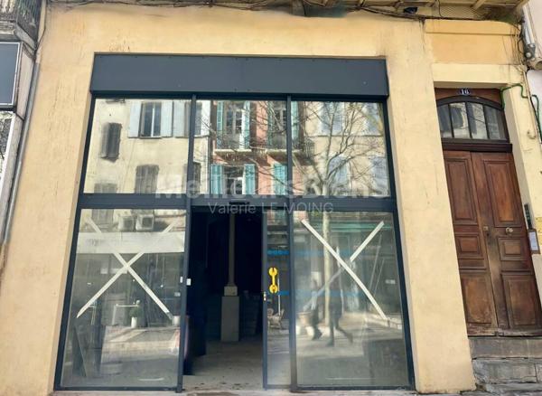 Draguignan centre ville- Vente murs 130m2 place de la maire + 80m2 cave+ appartement 50m2-A SAISIR !!