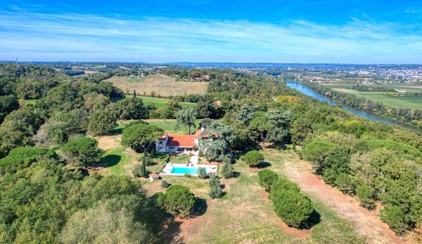 Propriété de caractère en pierres avec 7 chambres, piscine, dépendance situé sur les côteaux aux portes d'AGEN.