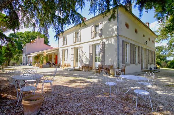 Propriété de caractère en pierres avec 7 chambres, piscine, dépendance situé sur les côteaux aux portes d'AGEN.