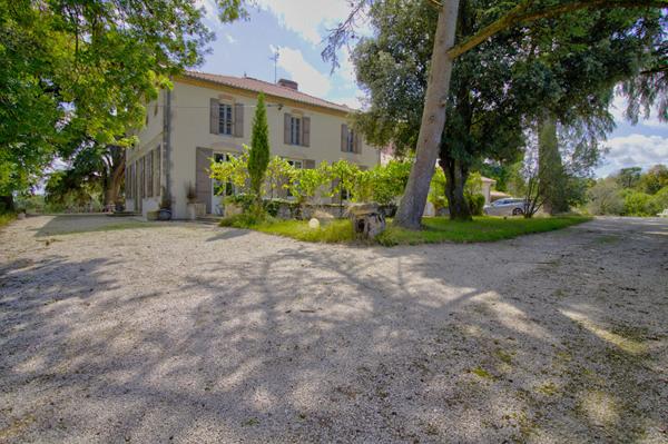 Propriété de caractère en pierres avec 7 chambres, piscine, dépendance situé sur les côteaux aux portes d'AGEN.