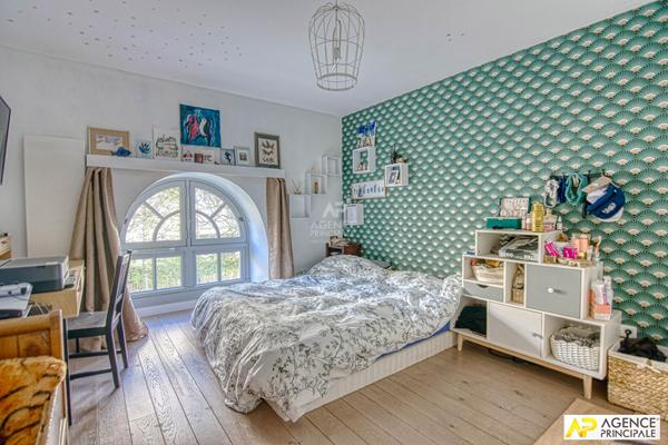 Versailles Notre-Dame "les carrés Richaud" Triplex d'exception de 168 m² carrez occupant 3 niveaux d'un superbe immeuble jouissant de jardins communs remarquablement tenus. €1 590 000 ** - Référence 27204