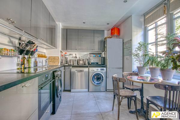 Versailles Notre-Dame "les carrés Richaud" Triplex d'exception de 168 m² carrez occupant 3 niveaux d'un superbe immeuble jouissant de jardins communs remarquablement tenus. €1 590 000 ** - Référence 27204