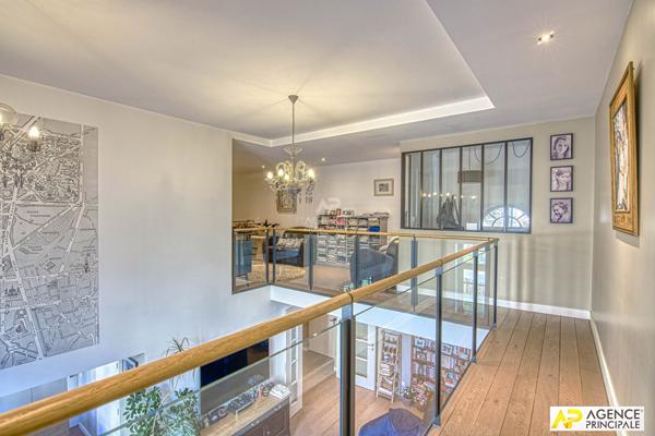 Versailles Notre-Dame "les carrés Richaud" Triplex d'exception de 168 m² carrez occupant 3 niveaux d'un superbe immeuble jouissant de jardins communs remarquablement tenus. €1 590 000 ** - Référence 27204